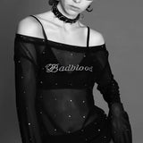 Blusa sexy de tul adornada con pedrería y con diseño de hombros descubiertos.