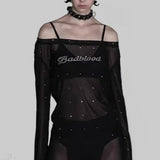 Blusa sexy de tul adornada con pedrería y con diseño de hombros descubiertos.