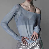 Blusa sexy de tul adornada con pedrería y con diseño de hombros descubiertos.