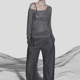 Blusa sexy de tul adornada con pedrería y con diseño de hombros descubiertos.