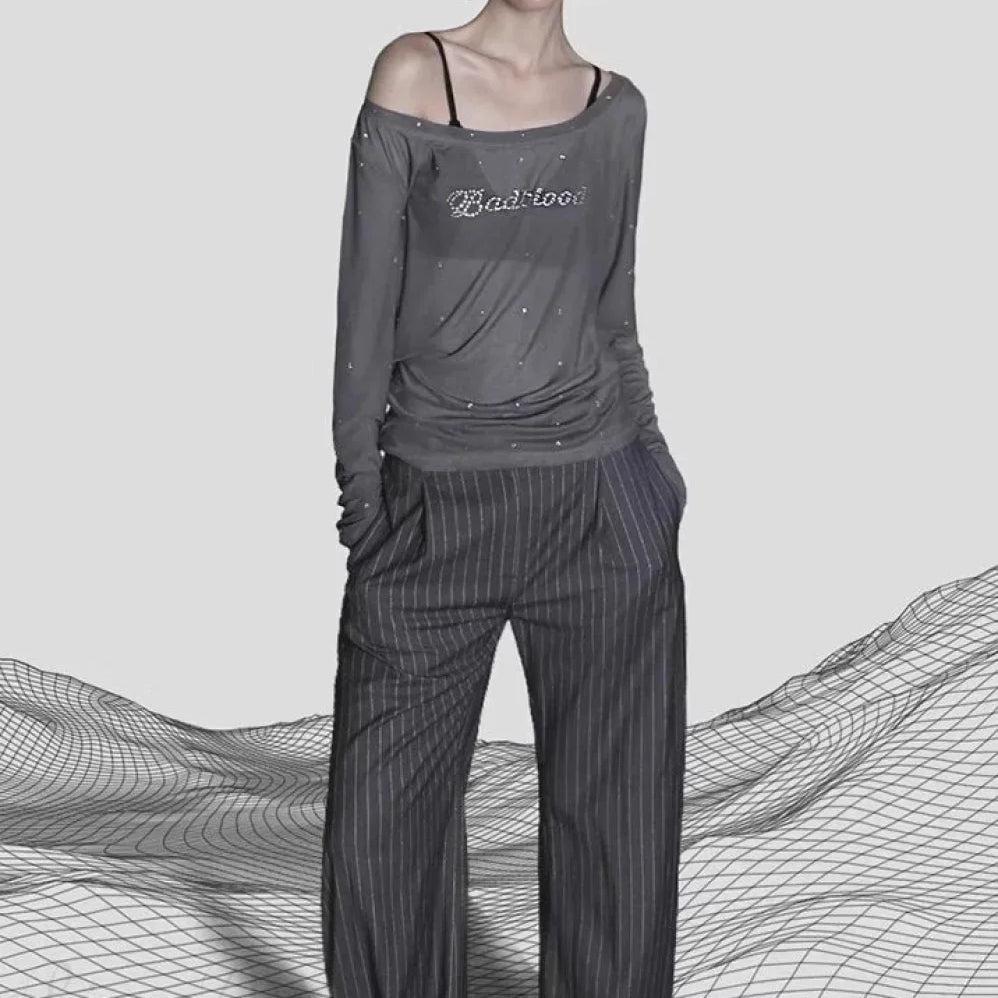 Blusa sexy de tul adornada con pedrería y con diseño de hombros descubiertos.