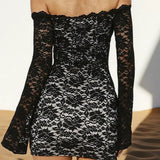 Minivestido sexy de encaje transparente con diseño de hombros descubiertos y mangas largas.