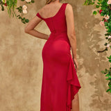 Vestido de noche ajustado, moderno y sexy.