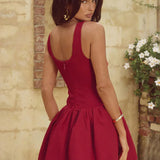 Minivestido sexy con escote en U y tirantes finos, cintura ajustada y corte en forma de A.