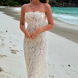 Elegante vestido largo con hombros descubiertos en encaje transparente