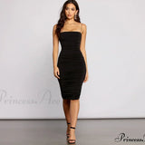 Ella luce absolutamente impresionante con su vestido midi fruncido de manera impresionante.