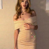 Vestido de noche corto, ajustado, con hombros descubiertos y lentejuelas.
