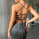 Vestido de noche con tirantes finos y espalda escotada, adornado con lazos brillantes.