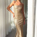 Vestido de noche con tirantes finos y espalda escotada, adornado con lazos brillantes.