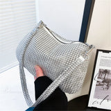 Clutch de noche adornado con pedrería y cristales brillantes.