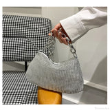 Clutch de noche adornado con pedrería y cristales brillantes.