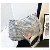Clutch de noche adornado con pedrería y cristales brillantes.