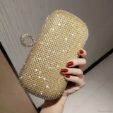 Bolso de noche de lujo adornado con brillantes diamantes.