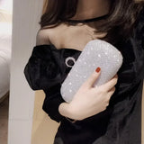 Bolso de noche de lujo adornado con brillantes diamantes.