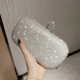Bolso de noche de lujo adornado con brillantes diamantes.