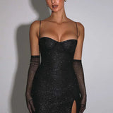 Vestido de noche brillante con finos tirantes finos y abertura.