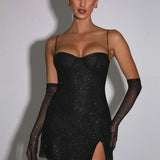 Vestido de noche brillante con finos tirantes finos y abertura.