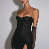 Vestido de noche brillante con finos tirantes finos y abertura.