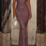 Vestido de noche largo y ajustado con tirantes finos y brillantes.