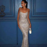 Vestido de noche largo y ajustado con tirantes finos y brillantes.