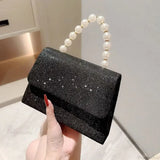 Clutch de noche de seda con cadena de perlas doradas