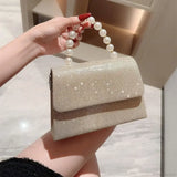 Clutch de noche de seda con cadena de perlas doradas