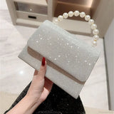 Clutch de noche de seda con cadena de perlas doradas