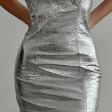 Minivestido ajustado futurista de piel sintética plateada con cuello redondo