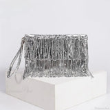 Clutch de noche plateado con lentejuelas y pedrería
