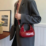 Bolso de hombro sencillo y versátil en color liso.