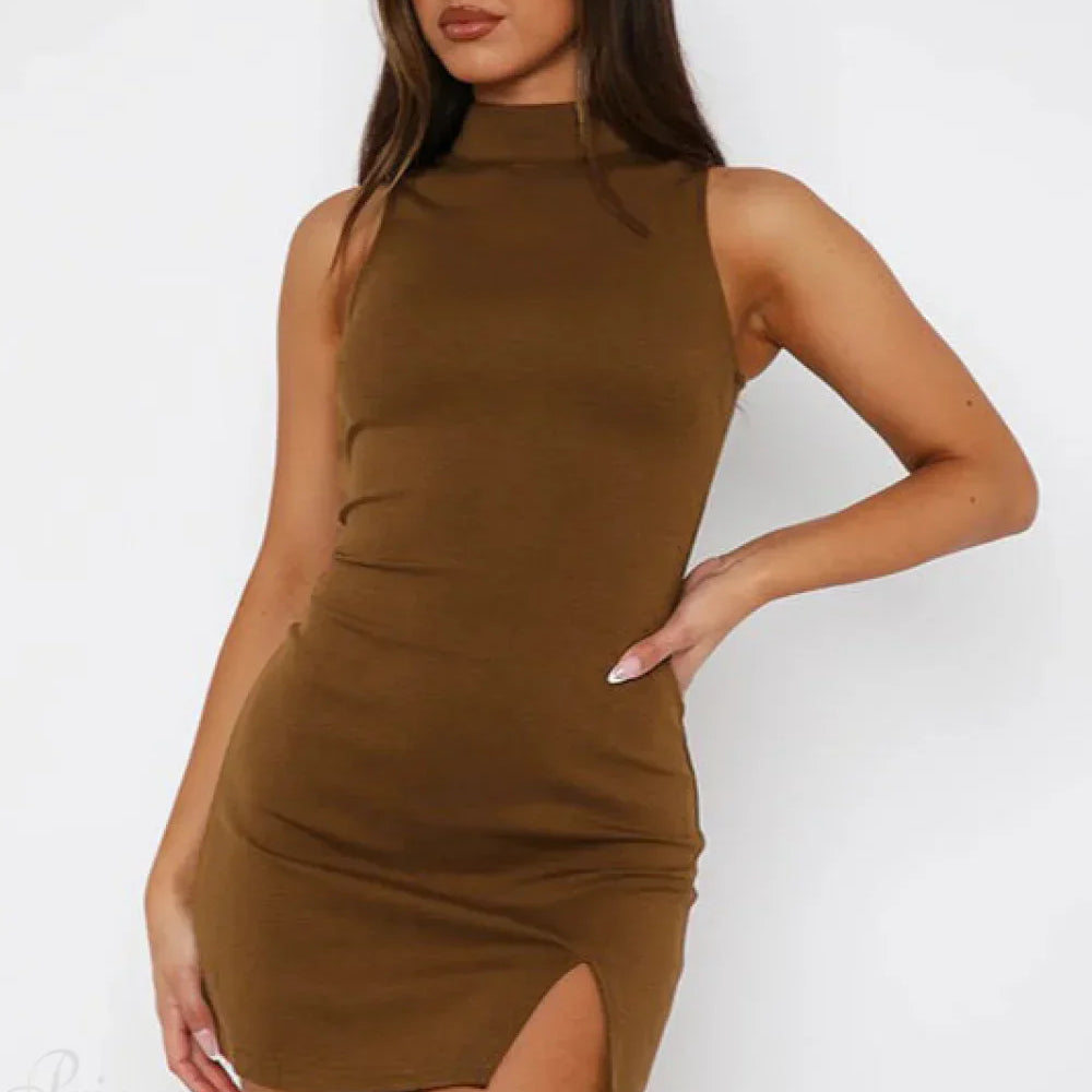 Elegante minivestido sin mangas con abertura y cintura ajustada.