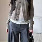 Chaqueta informal con cuello alto corto y ajustado.