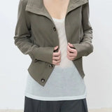 Chaqueta informal con cuello alto corto y ajustado.