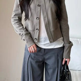 Chaqueta informal con cuello alto corto y ajustado.