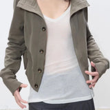 Chaqueta informal con cuello alto corto y ajustado.