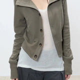 Chaqueta informal con cuello alto corto y ajustado.