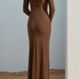 Vestido largo ajustado con aberturas y hebilla de metal.