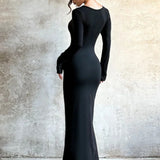 Elegante vestido largo con escote en V pronunciado y paneles de malla.