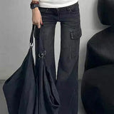 Pantalones cargo de mezclilla de tiro bajo y corte entallado