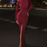 Vestido maxi ajustado con cuello alto y abertura