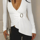 Blusa de manga larga con escote en pico ajustado y botones metálicos.