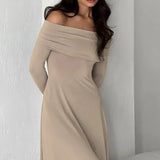 Vestido largo formal minimalista con hombros descubiertos y fluido.