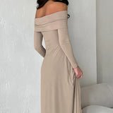Vestido largo formal minimalista con hombros descubiertos y fluido.