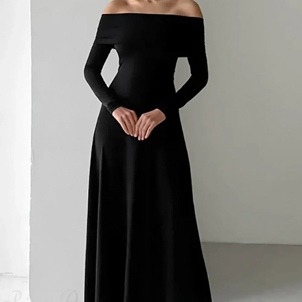 Vestido largo formal minimalista con hombros descubiertos y fluido.