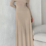 Vestido largo formal minimalista con hombros descubiertos y fluido.