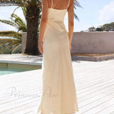 Vestido elegante con abertura y tirantes.