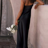 Vestido elegante con abertura y tirantes.