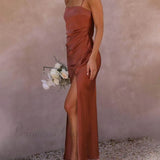 Vestido elegante con abertura y tirantes.