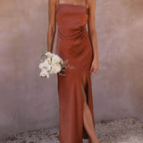 Vestido elegante con abertura y tirantes.