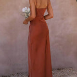 Vestido elegante con abertura y tirantes.